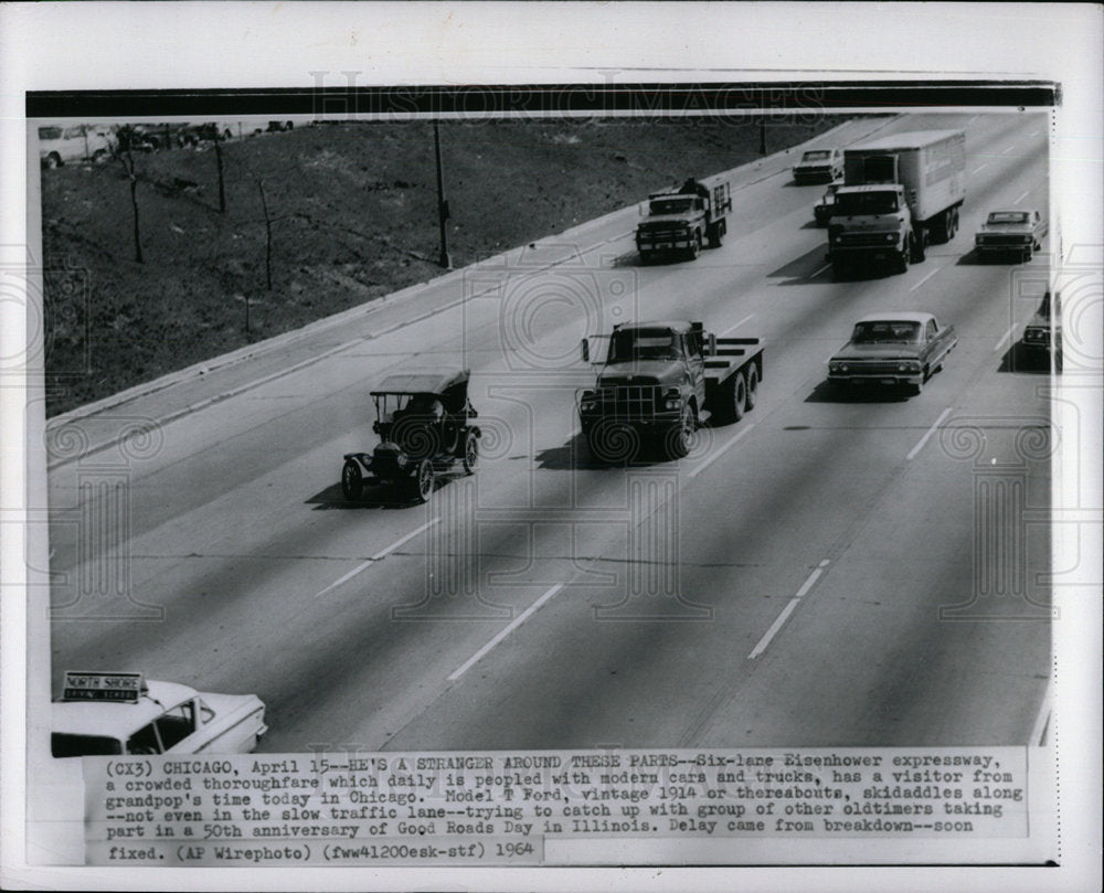 1964 Press Photo Eisenhower expressway car truck modern - Historic Images