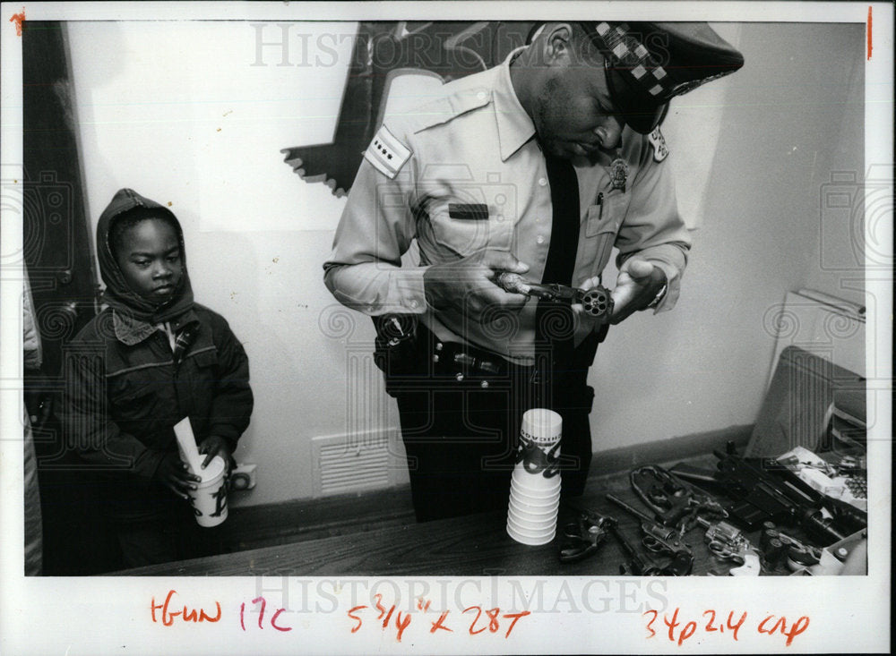 1993 Press Photo Michael Barnes Sox ticket handgun wait - Historic Images