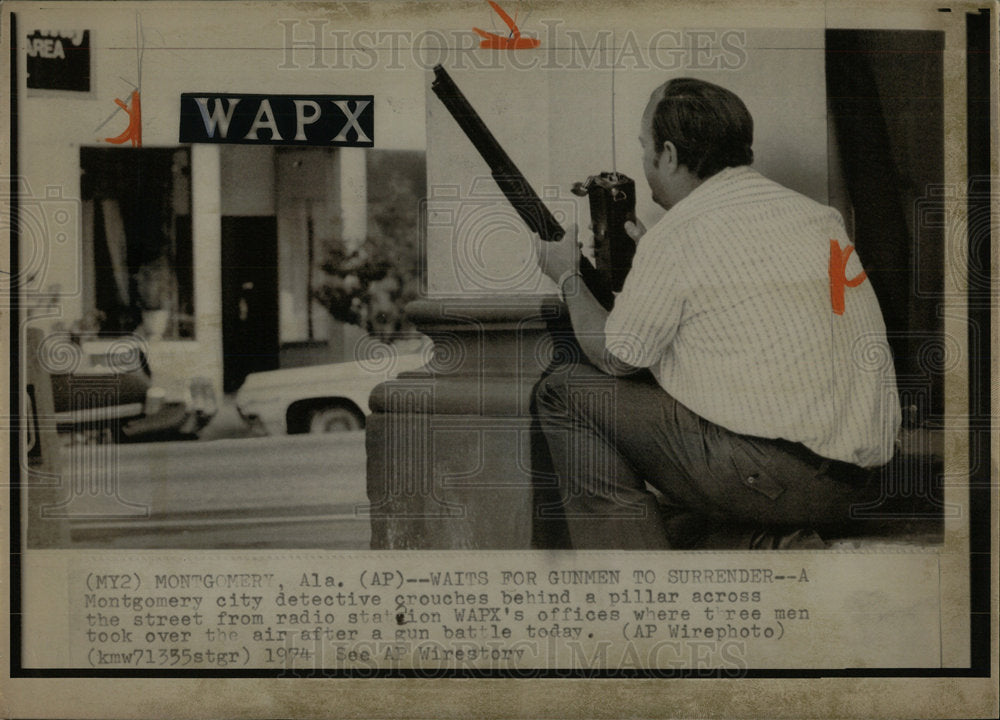 1974 Press Photo Montgomery city detective crouches  - Historic Images