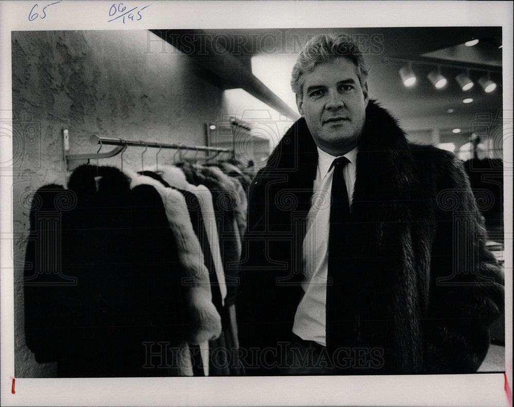 1985 Press Photo Joseph Hamilton Furriers Shop Coats  - Historic Images