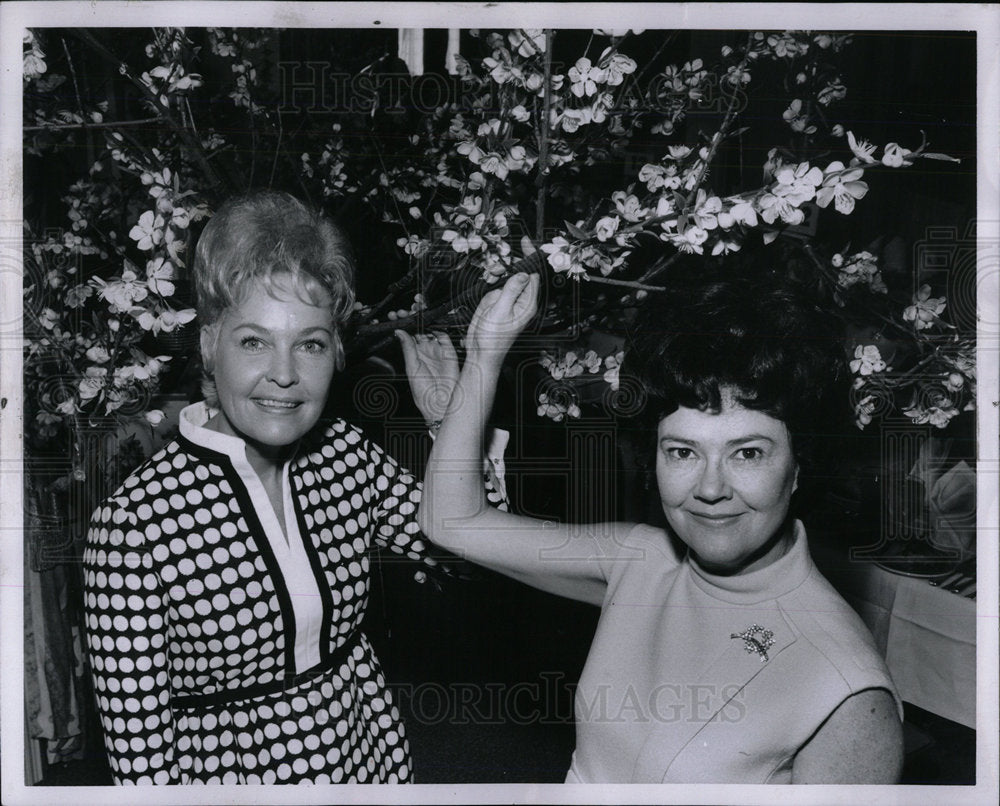 1970 Press Photo Mrs. Schultz & Mrs. Keros, Socialites - Historic Images