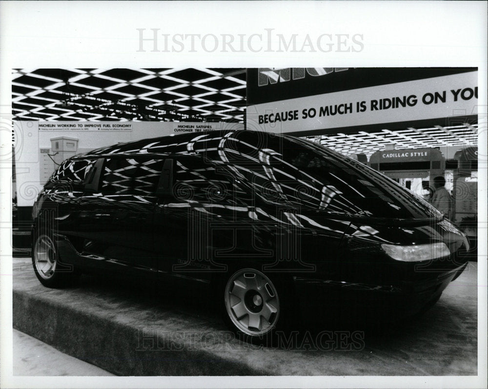 1991 Press Photo A Bartone Car Model At The Auto Show - Historic Images