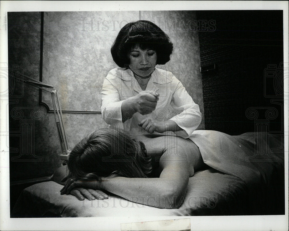 1980 Press Photo Naoka Volo And Renate Aporius, Massage - Historic Images