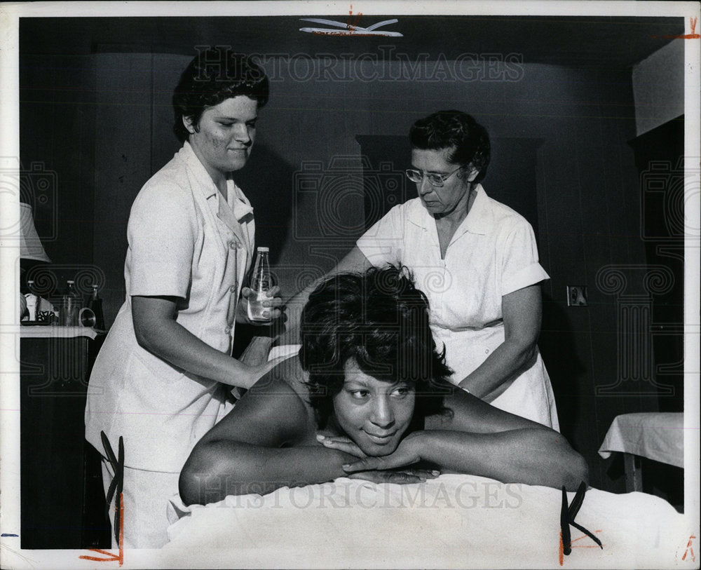 1972 Press Photo Oil Massage Theodore Carter Chicago - Historic Images