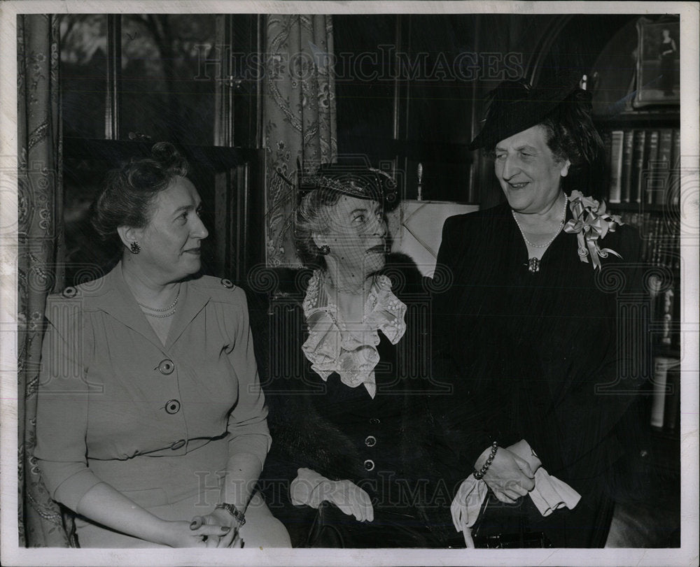 1943 Press Photo Mrs. Simons, Kahn &amp; Gungbury - Historic Images