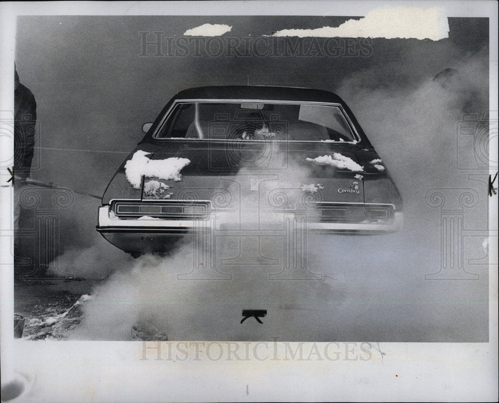1977 Press Photo Todd Stoneman Car Wash Machines Mich - Historic Images