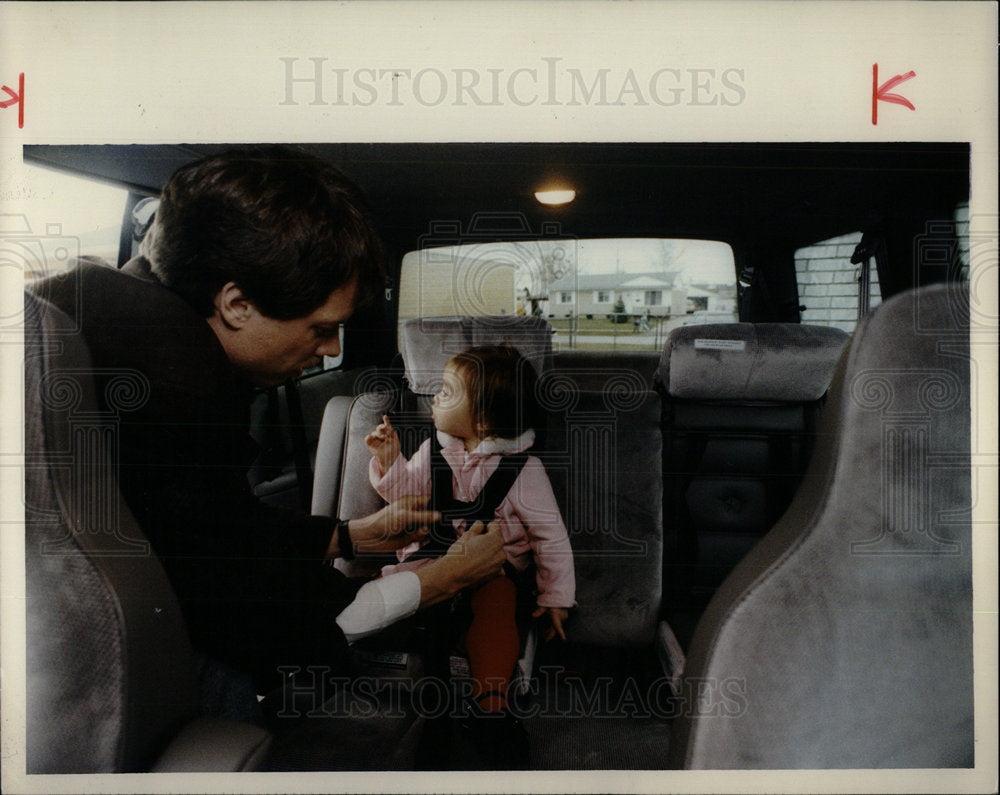 1992 Press Photo Dodge Caravan Child Seats Auto Chicago - Historic Images