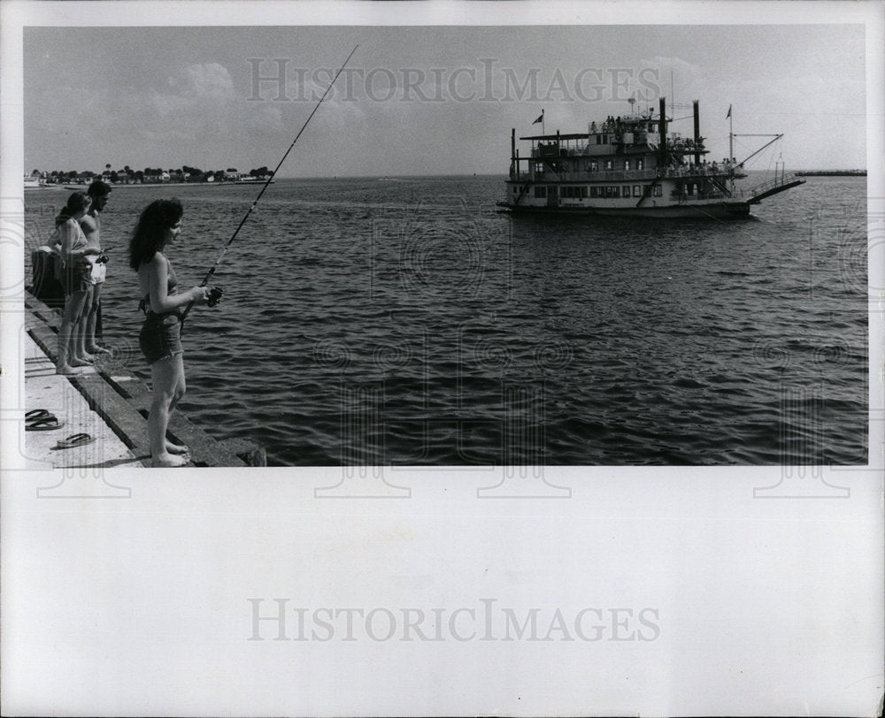 1975 Press Photo Press Photo people fishing. - Historic Images