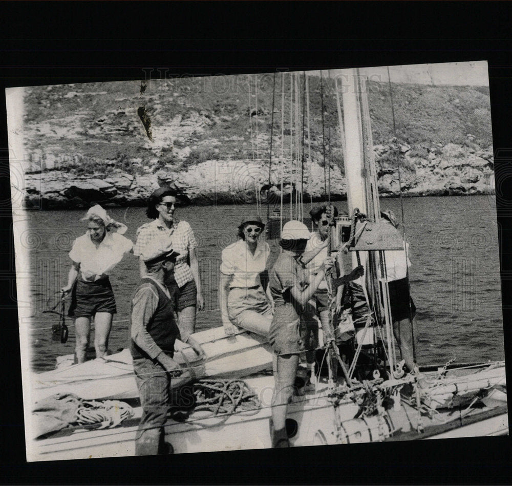 Press Photo Boats Tropicari Crew  - Historic Images