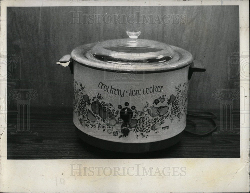 1991 Press Photo Cook Crockpot Cooking Appliances Mich - Historic Images