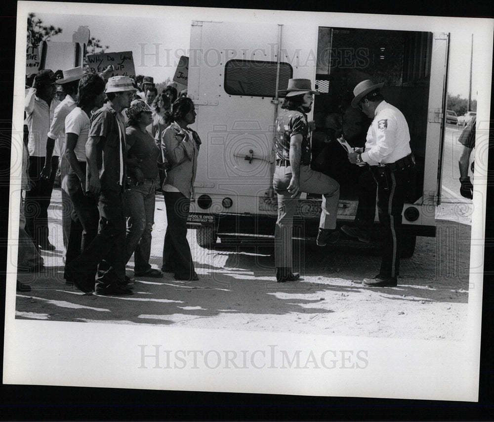 1978 Press Photo Migrant Walker Strikes Riot Chicago - Historic Images