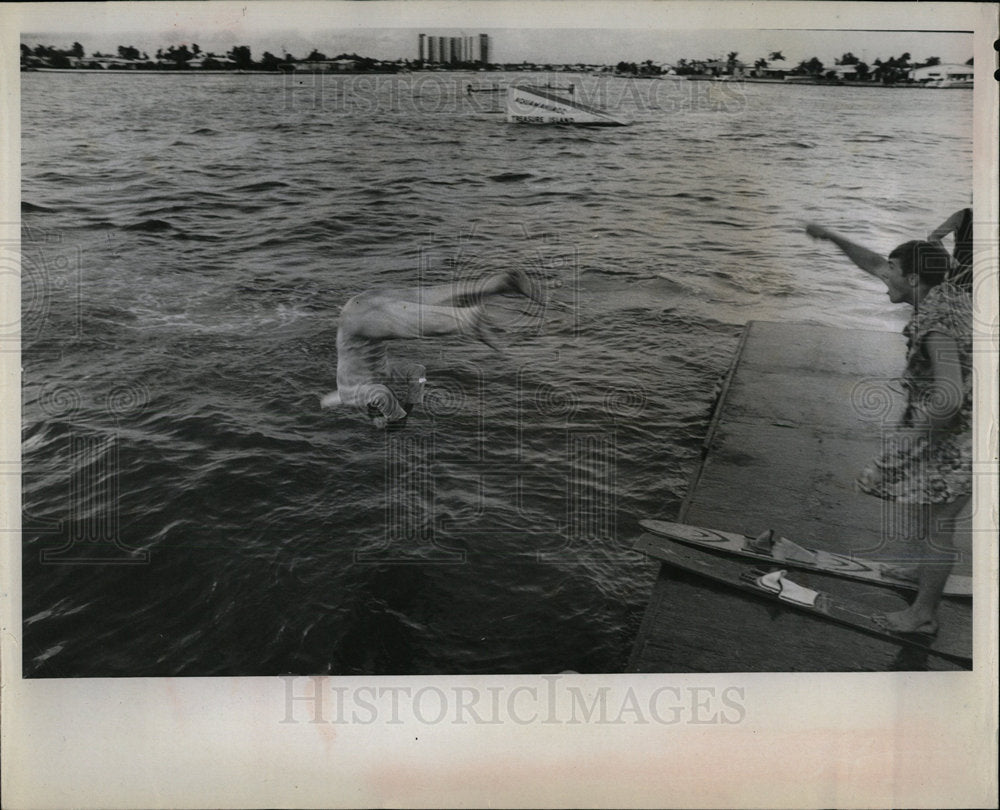 Press Photo Men diving - Historic Images