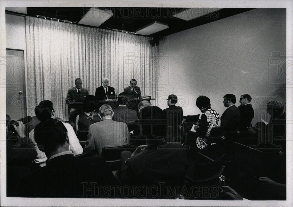 1970 Press Photo United Auto Workers Chrysler Meeting - Historic Images