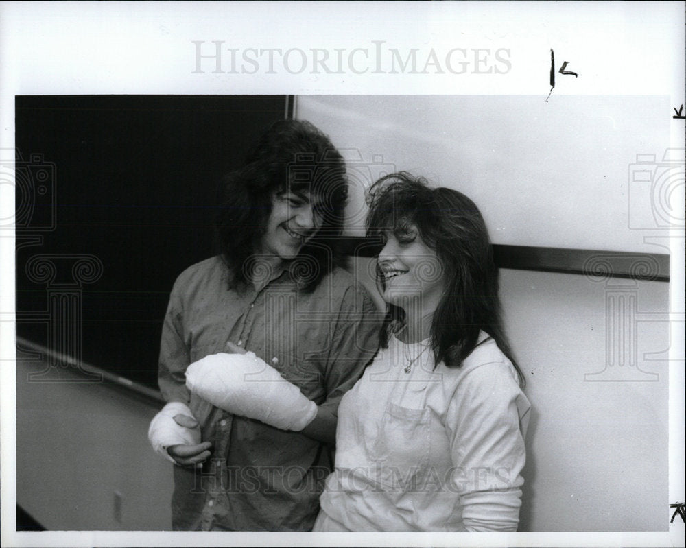 1990 Press Photo Robbie John Accident Finger Damage - Historic Images