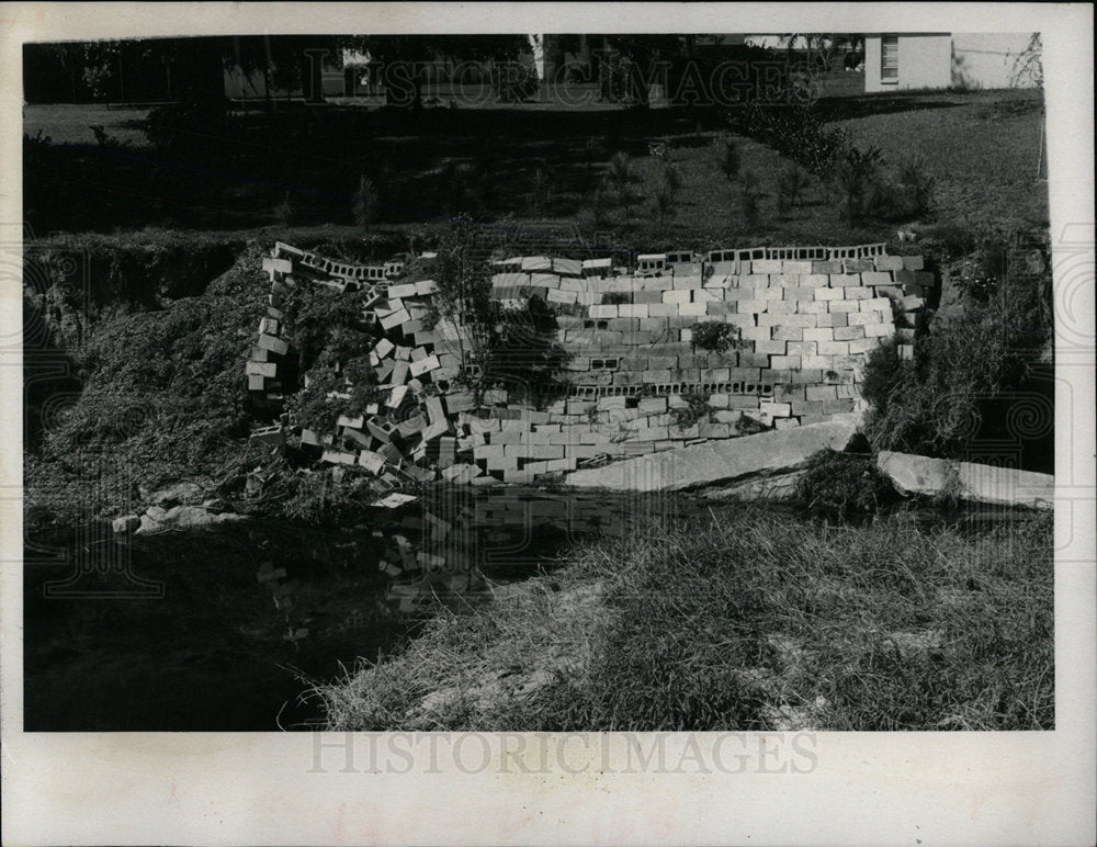 1972 Press Photo Allen Creek Brooks Drive Erosion MIch - Historic Images