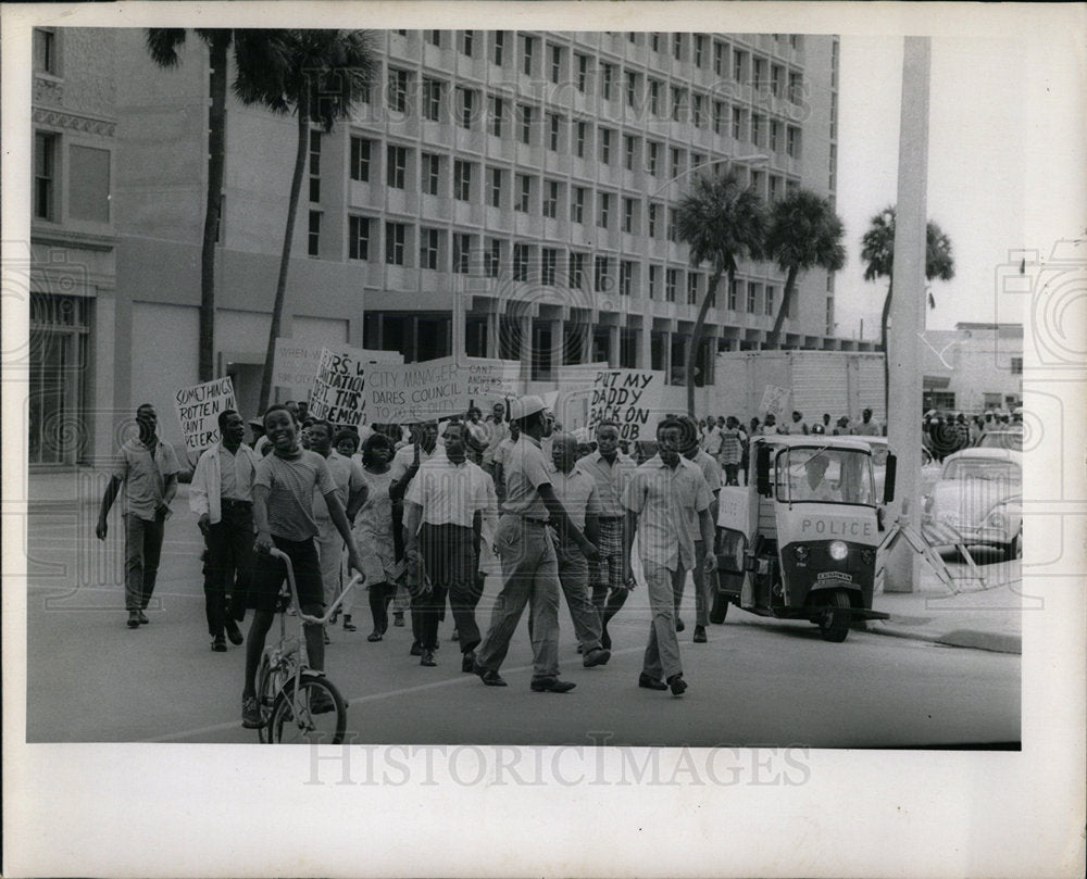 1968 Press Photo Strikers Building St Pater Marcher  - Historic Images