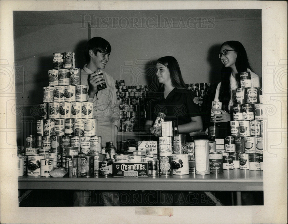 1972 Press Photo Teens collecting cans - Historic Images