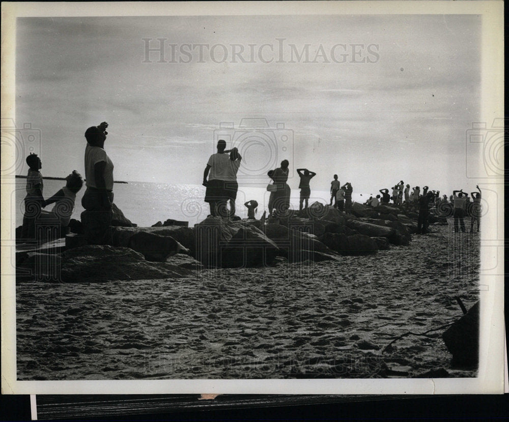 Press Photo Spectators Cape Kennedy - Historic Images