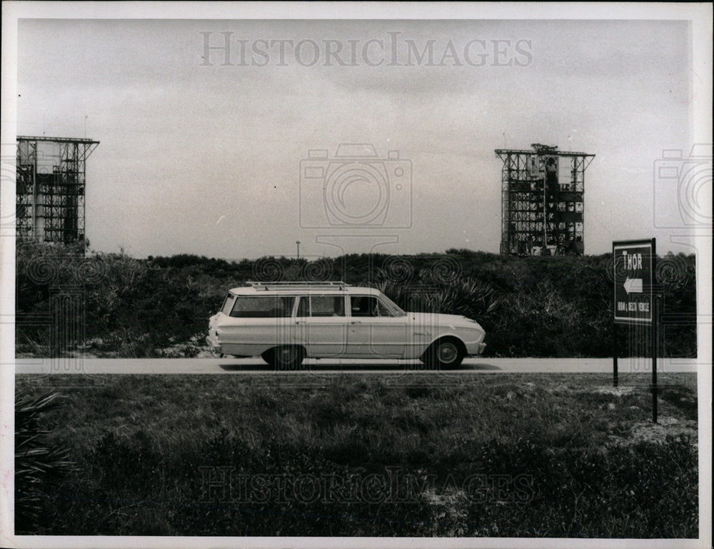 1964 Press Photo Sightseers Cape Kennedy Florida - Historic Images