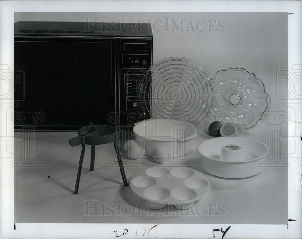 1978 Press Photo Aluminum microwave oven Cake pan Tray  - Historic Images