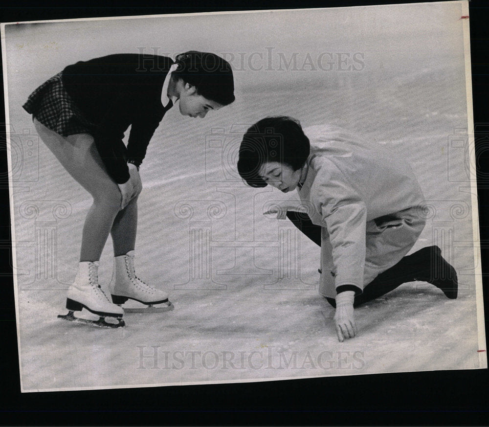 1965PressPhotoMiwa Fukuhara pays attention to her coach - Historic Images