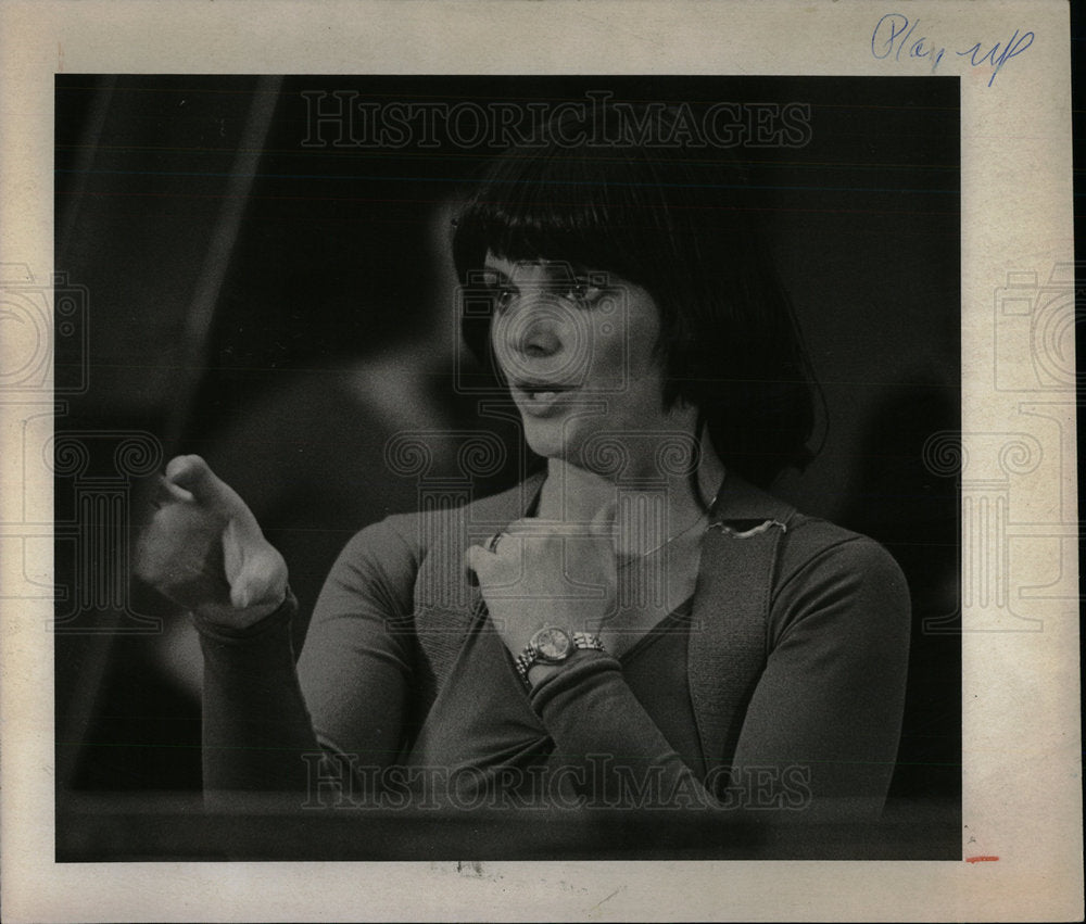1979Press Photo Darlene Garlutzo talks to a dance class - Historic Images