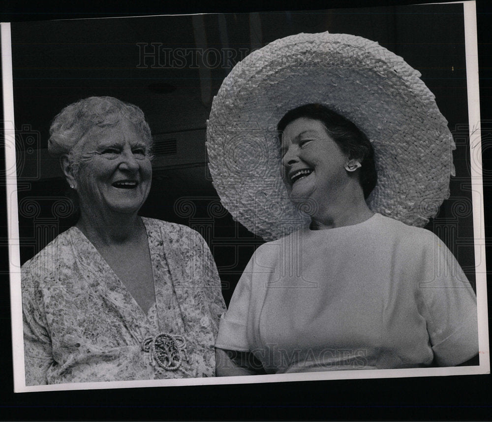 1963 Press Photo Mrs Thomas WeLborn Hosts  Mrs Thomas  - Historic Images
