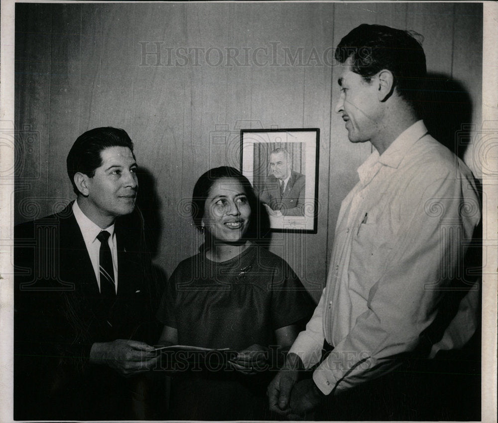 1968 Press Photo Reuben Valdez Henrietta Vasquez bank - Historic Images