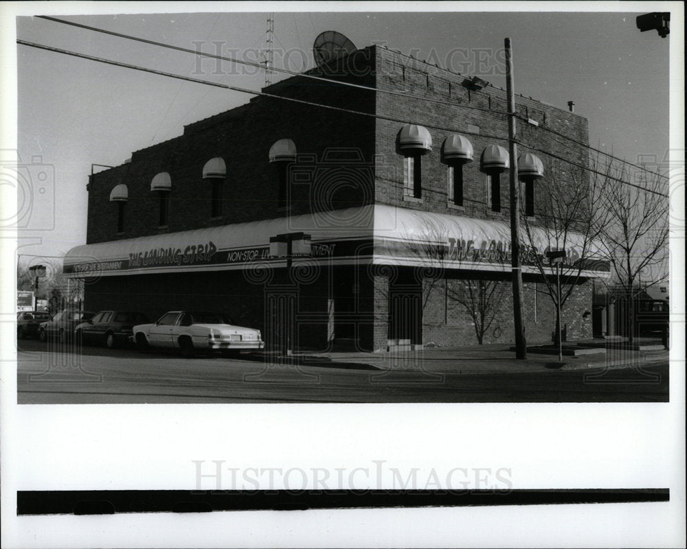 1990 Press Photo Landing strip bar Romulus Story West  - Historic Images