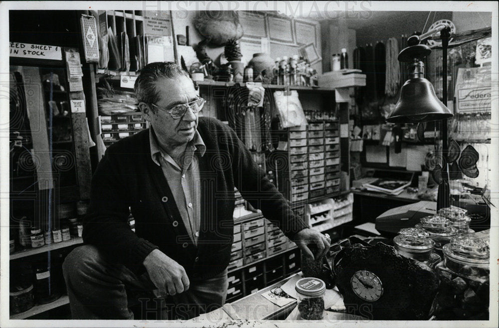 1982 Press Photo Vacationaland Rock Shop Mr AJ Rogers  - Historic Images