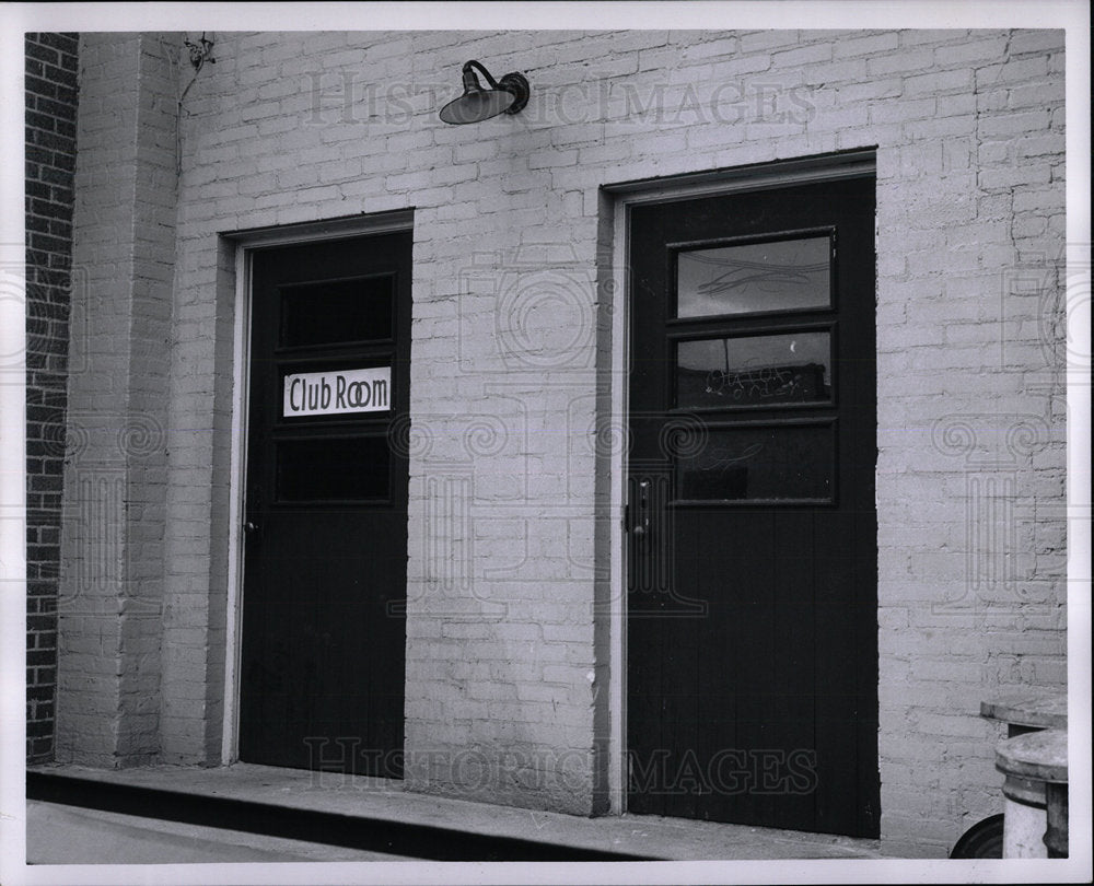 1961 Press Photo Closeup door eagle Owosso Building - Historic Images