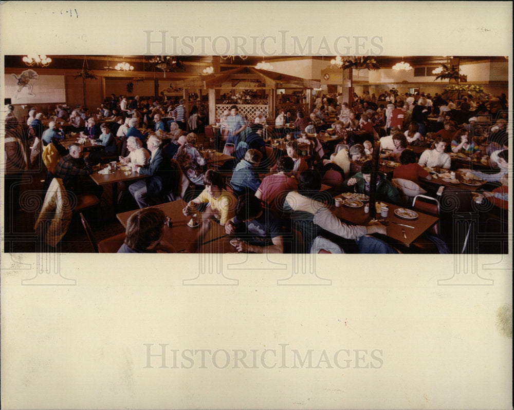 1982 Press Photo Duff&#39;s Smorasbard Southgate Michigan  - Historic Images