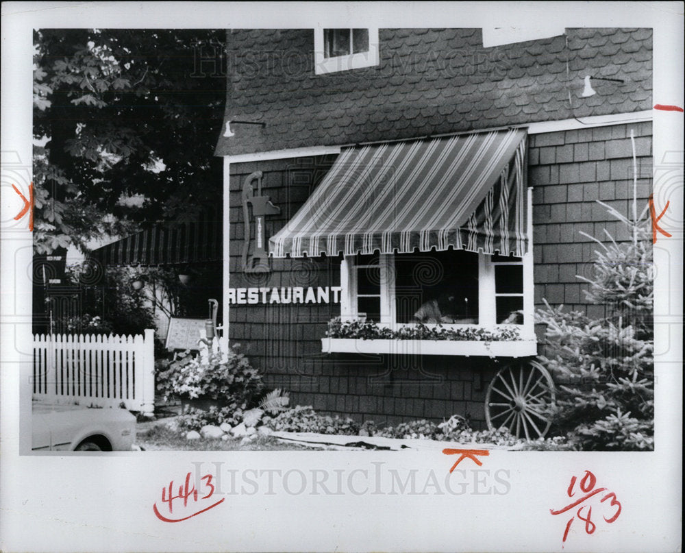 1977 Press Photo Bay Field Restaurant Red Pump Michigan - Historic Images