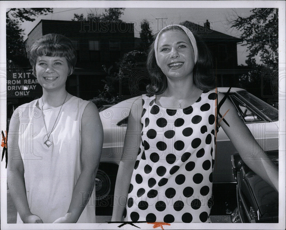 1967 Press Photo Janice and Joan Ottenbacker twins - Historic Images