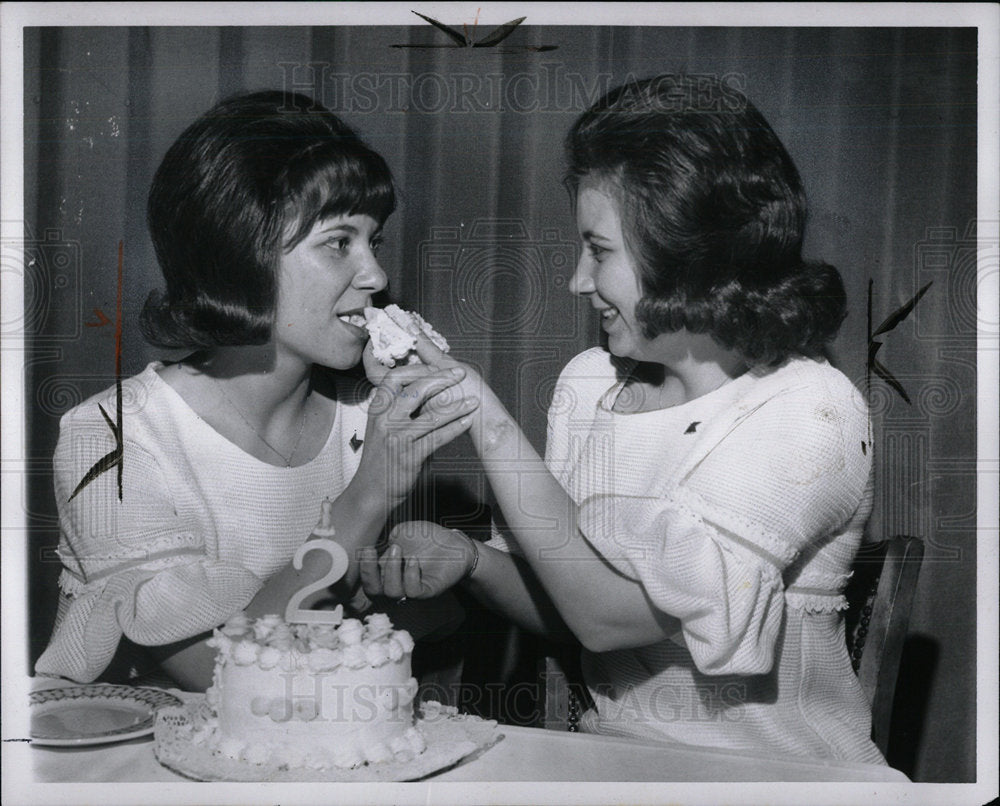 1966 Press Photo Ottenbacher Twins Janvier Joan event  - Historic Images