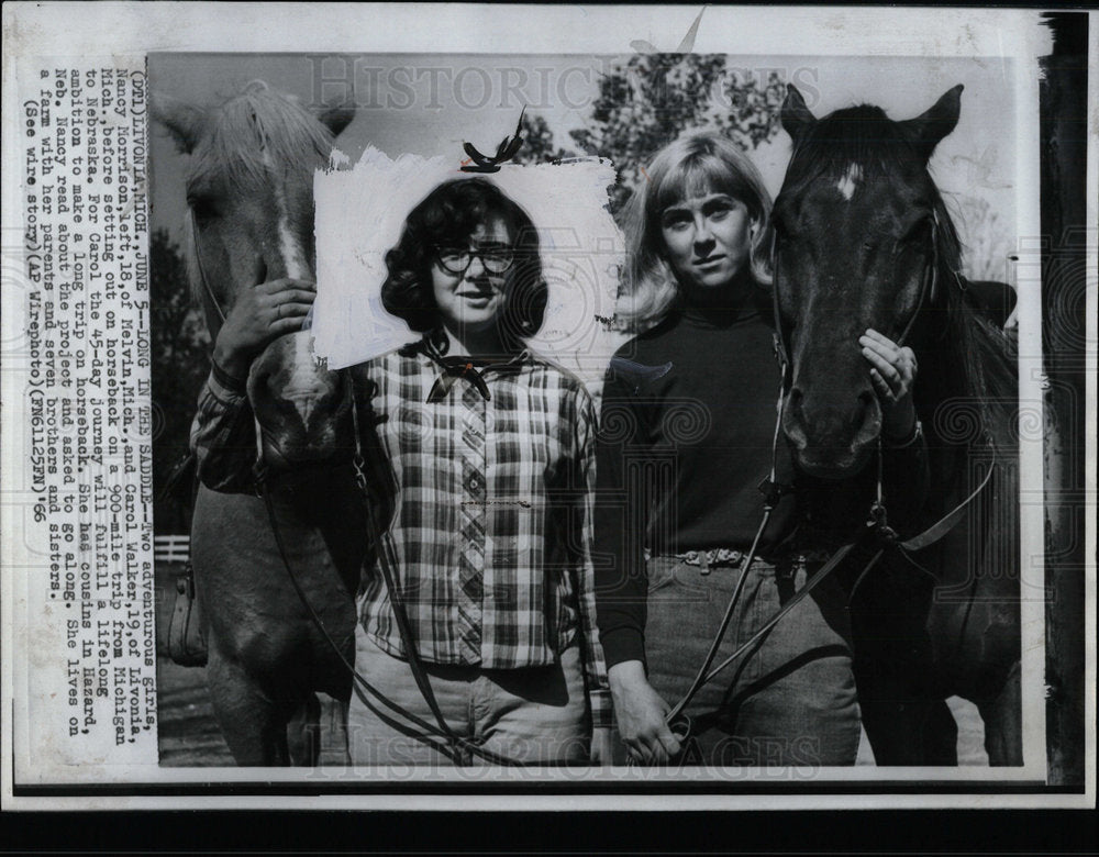 1966 Press Photo Nancy Morrison and Carol Walker - Historic Images
