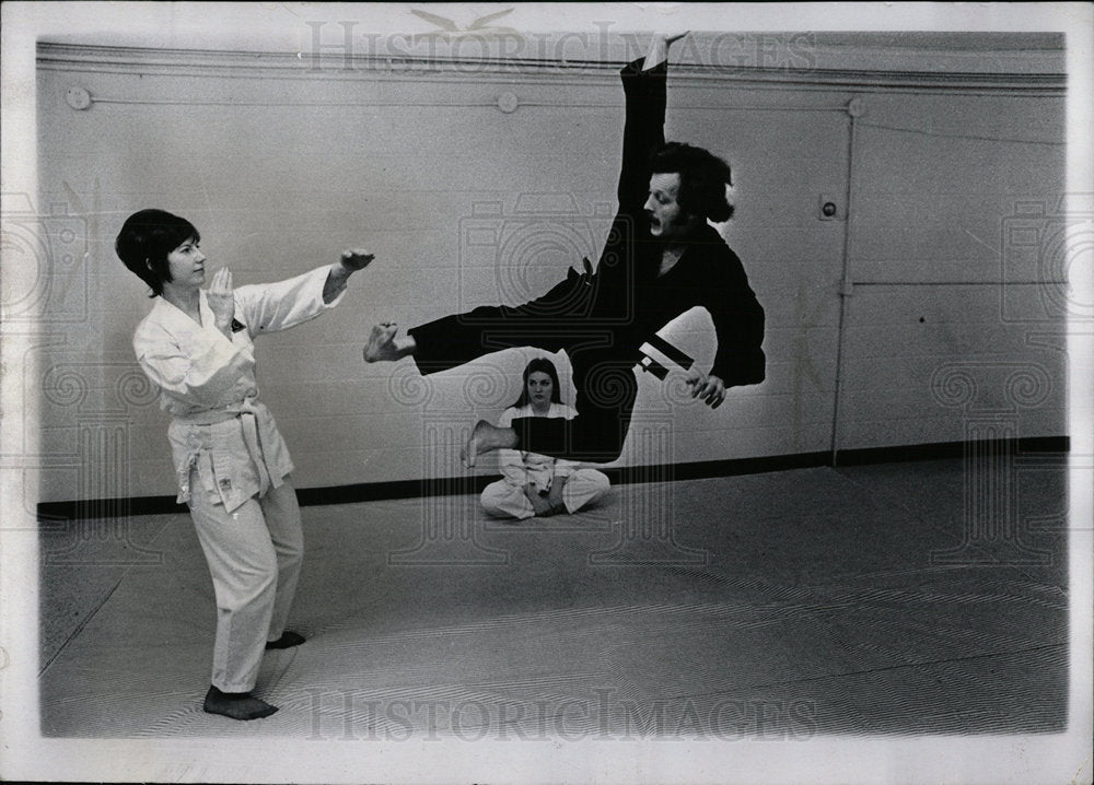 1973 Press Photo Kung Fu Pat Dobbin Shawn Ogden Karate - Historic Images