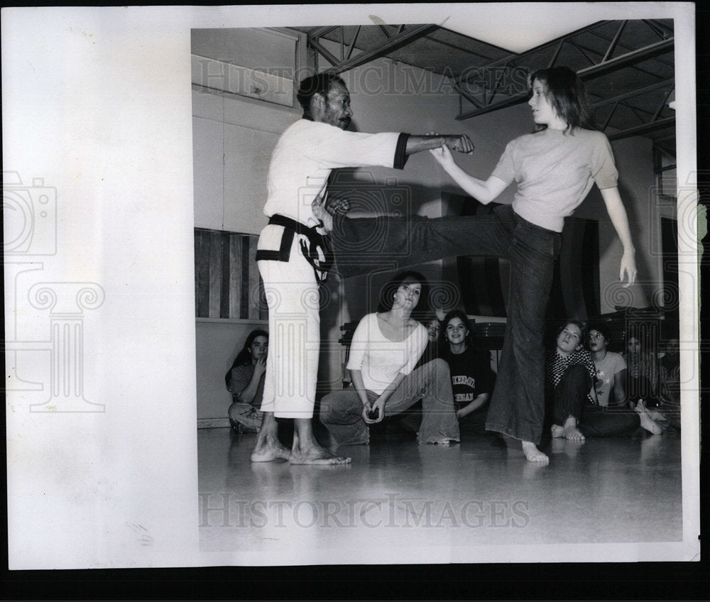 1973 Press Photo Karate Instructor Emmett Threes Scrips - Historic Images