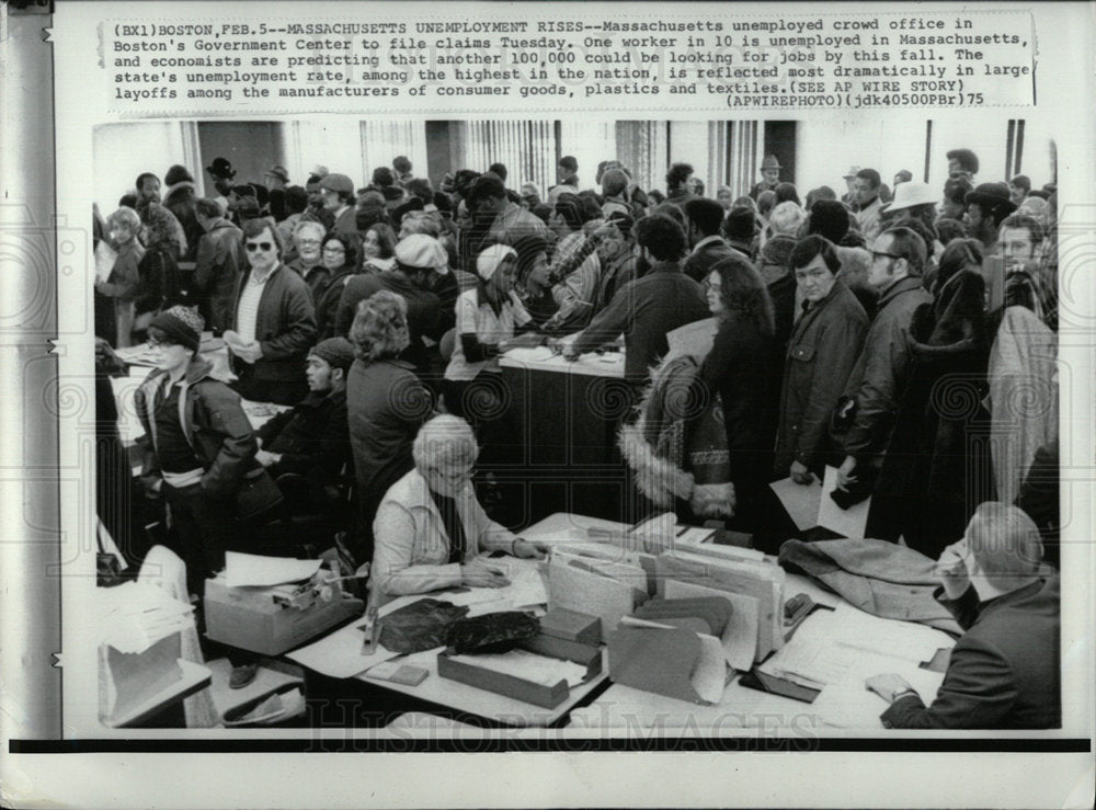 1975 Press Photo Massachusetts unemployed crowd office - Historic Images