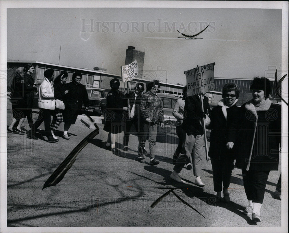 1966 Press Photo School Bus Drivers Strike Michigan  - Historic Images