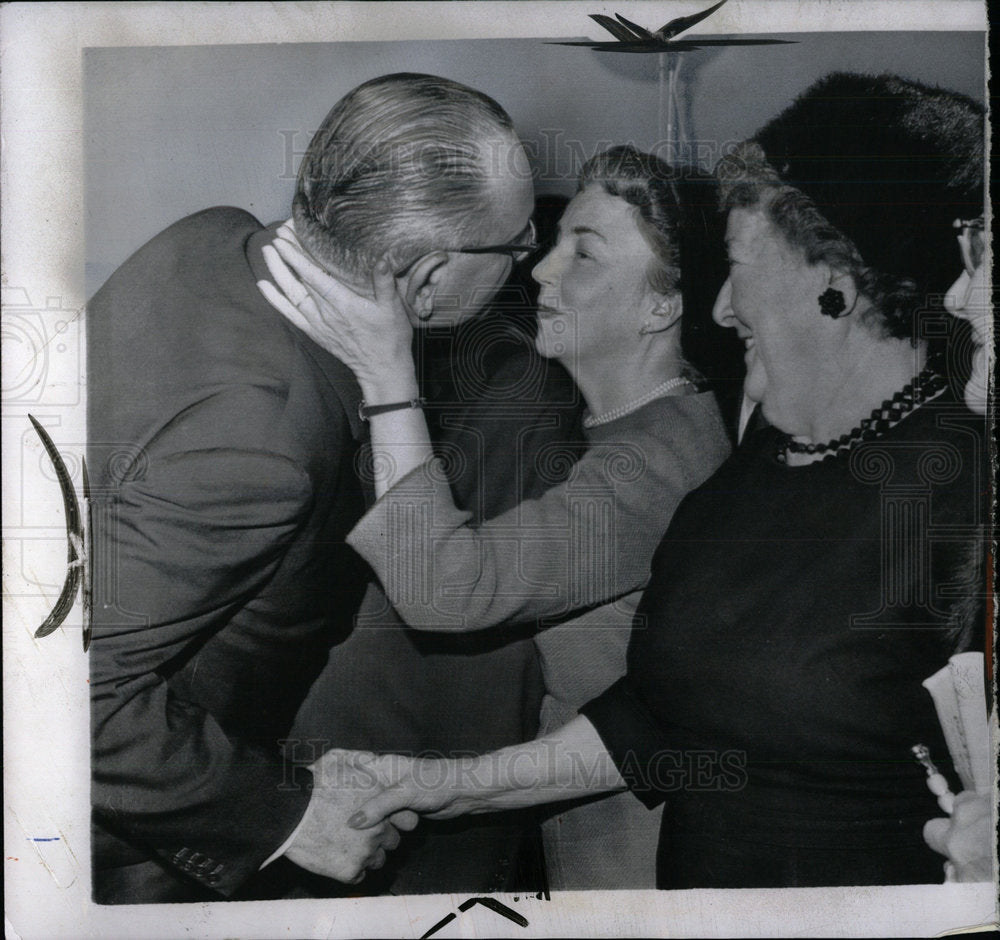 1964 Press Photo Buss Laod Greeting President Johnsson - Historic Images