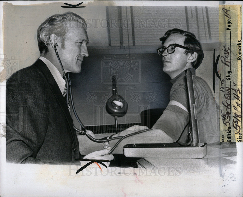 1974 Press Photo Dr.Arthur Weavet taking blood pressure - Historic Images