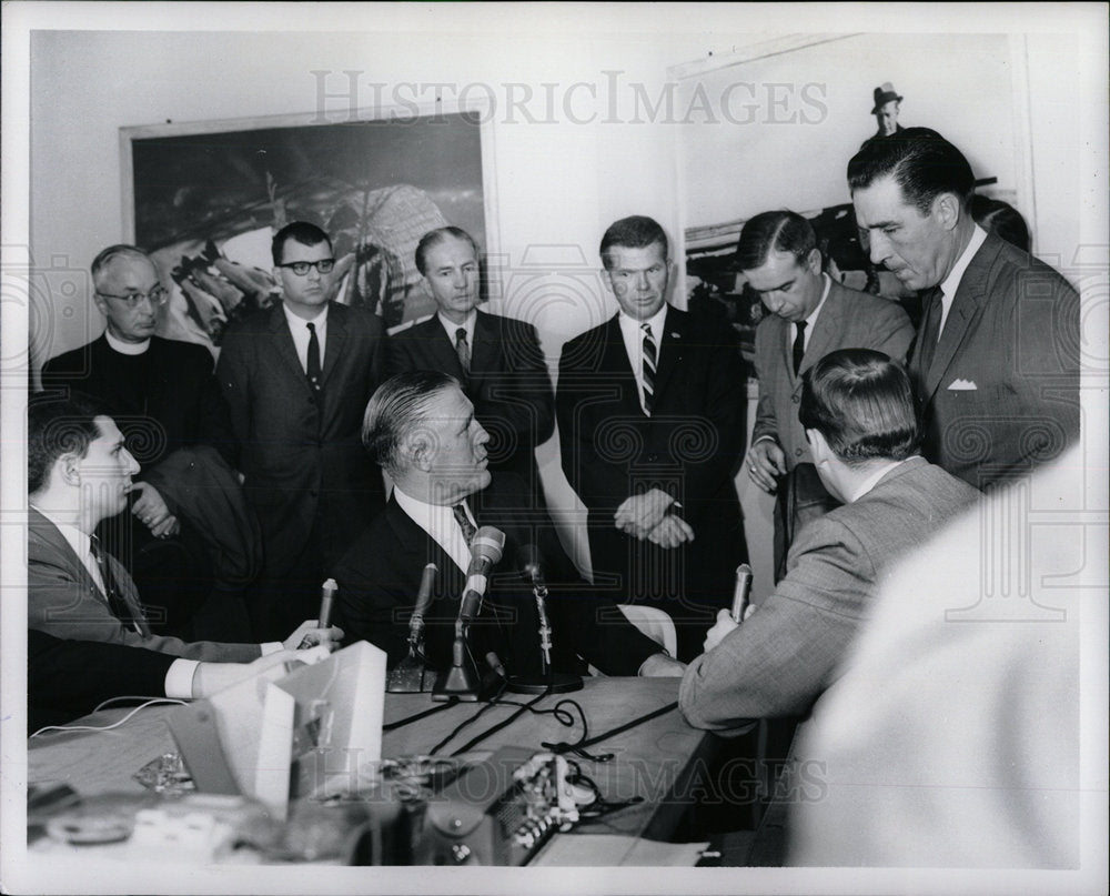1964 Press Photo Newspaper negotiations discuss strike  - Historic Images
