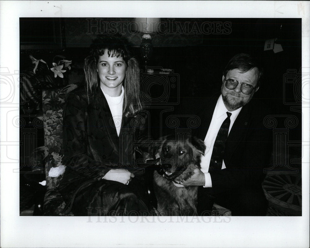 1991 Press Photo Lori Kane Michigan Humane Society Bear - Historic Images