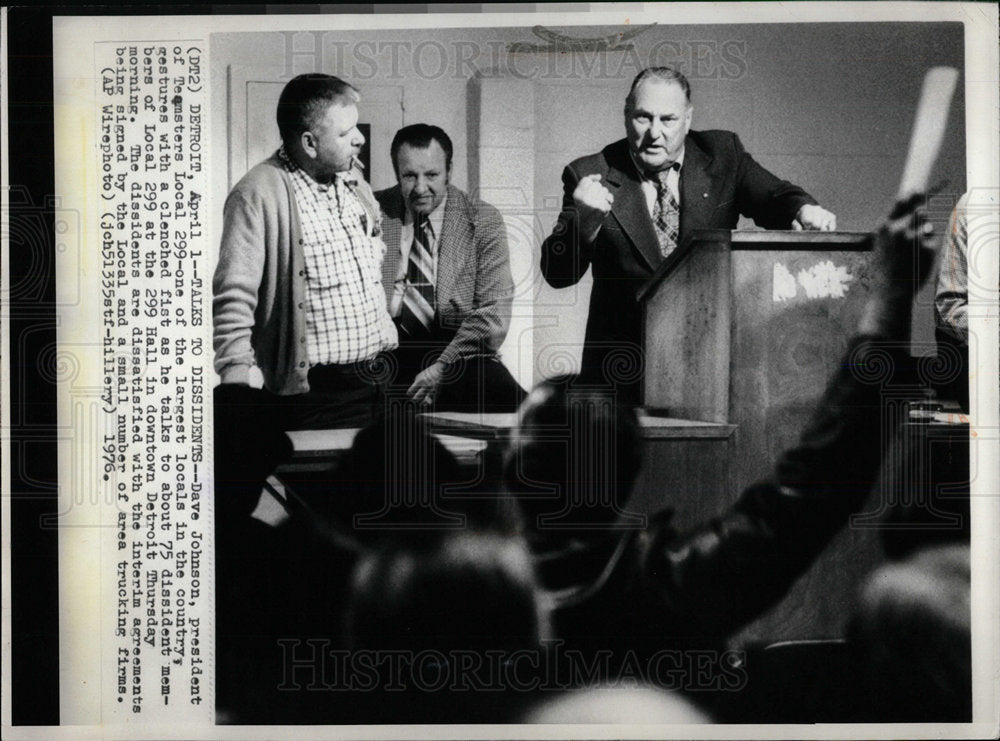 1976 Press Photo Dave Johnson teamsters president talks - Historic Images