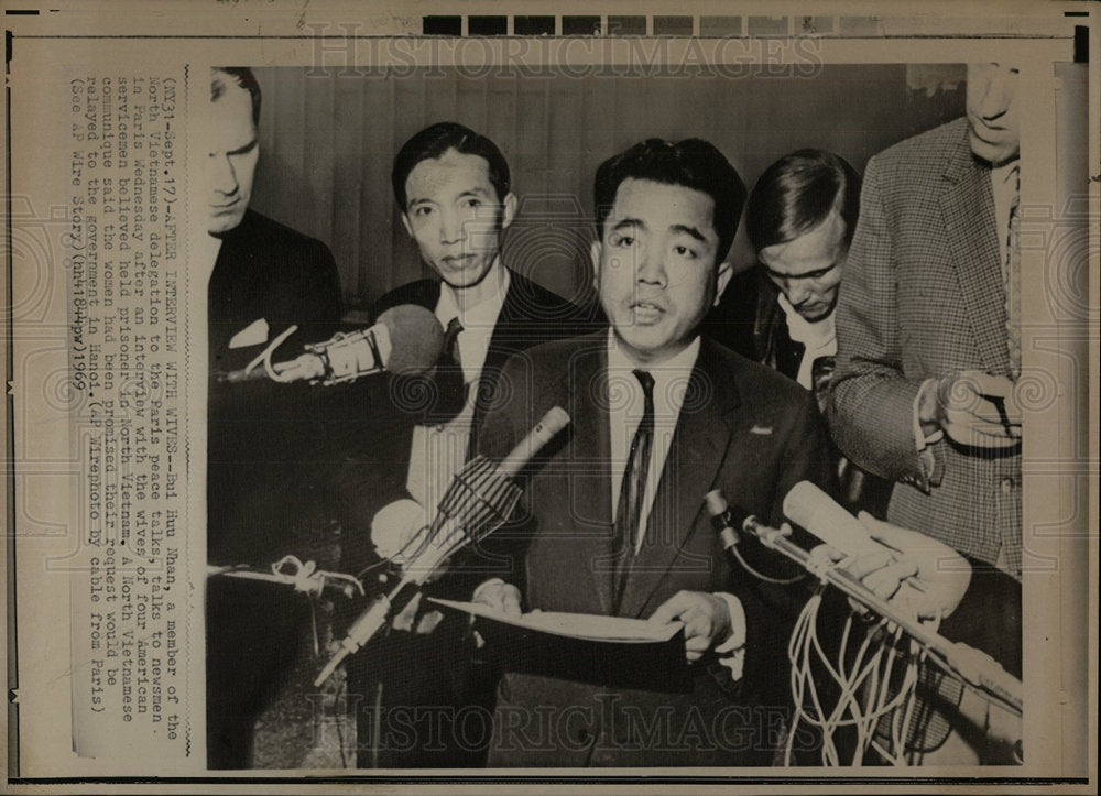 1969 Press Photo Bui Huu Nhan Meets With Reporters - Historic Images