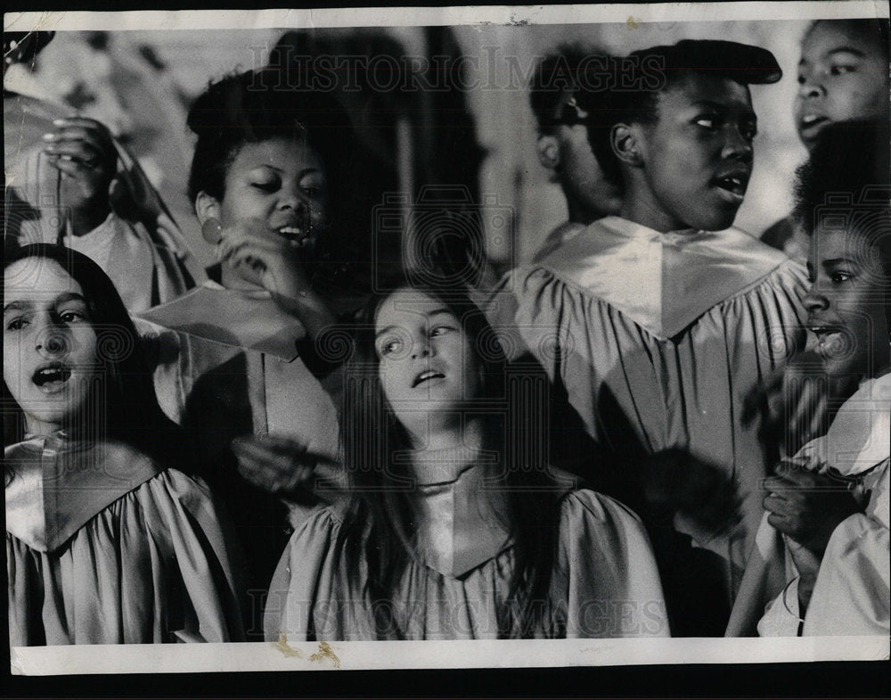 1974 Press Photo At Holy Angels Church  Dr King Sun   - Historic Images