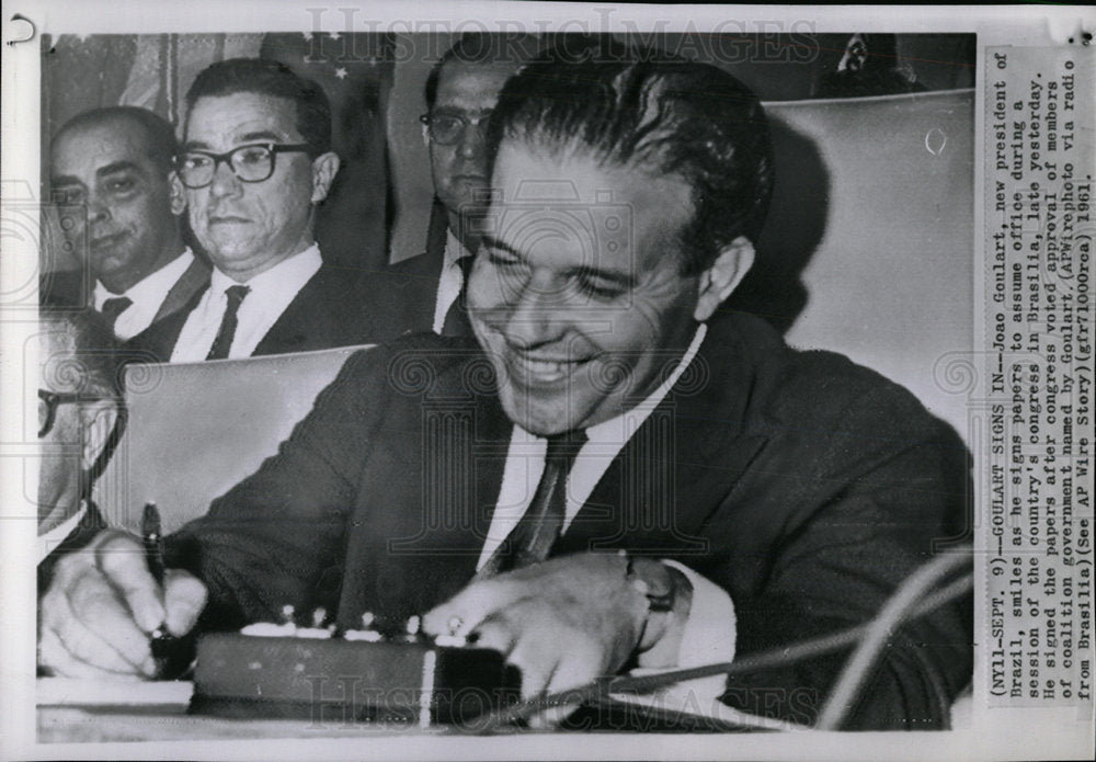 1961 Press Photo Joan Goulart Brazil smiles  office  - Historic Images