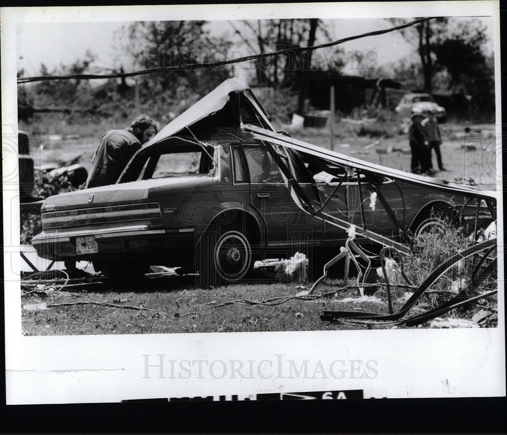 1985 Press Photo Looking over a wrecked car in Ohio. - Historic Images