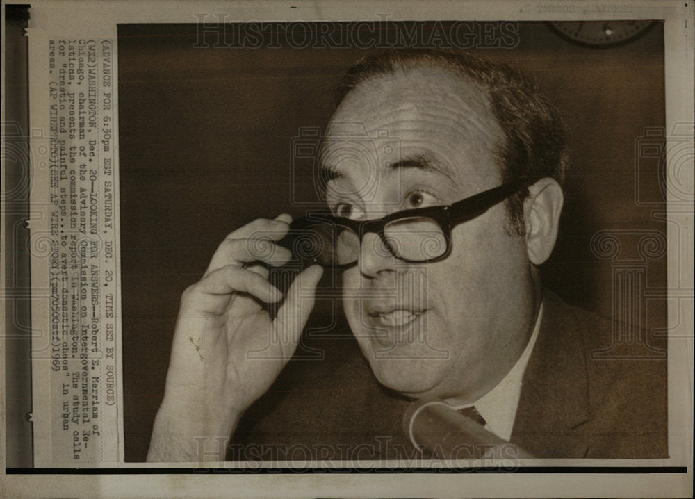 1969 Press Photo Robert Merriam Chicago Chairman Report - Historic Images